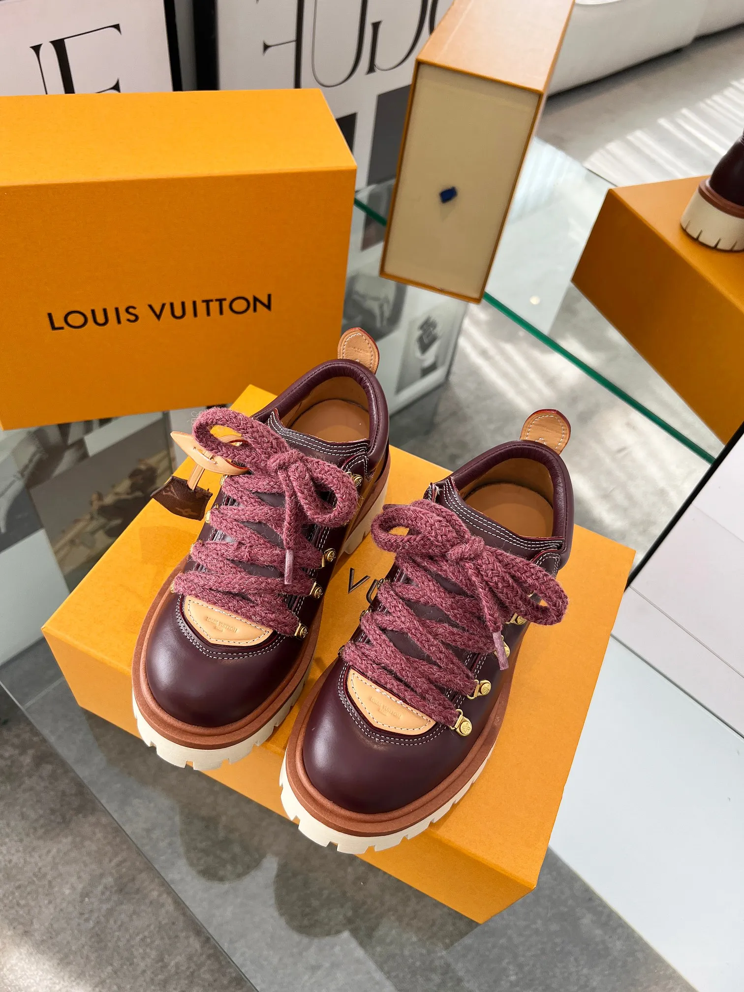 Factory direct sales p640🐘🐘Women's shoes Women's LV new couple's thick-soled hiking shoes, your original custom-made large-soled shoe brand, giving your feet flexibility and freedom, a good pair of shoes to wear all summer. Fabric: top-layer imported calfskin cowhide lining Size: 35-46 Welcome to send pictures to place orders